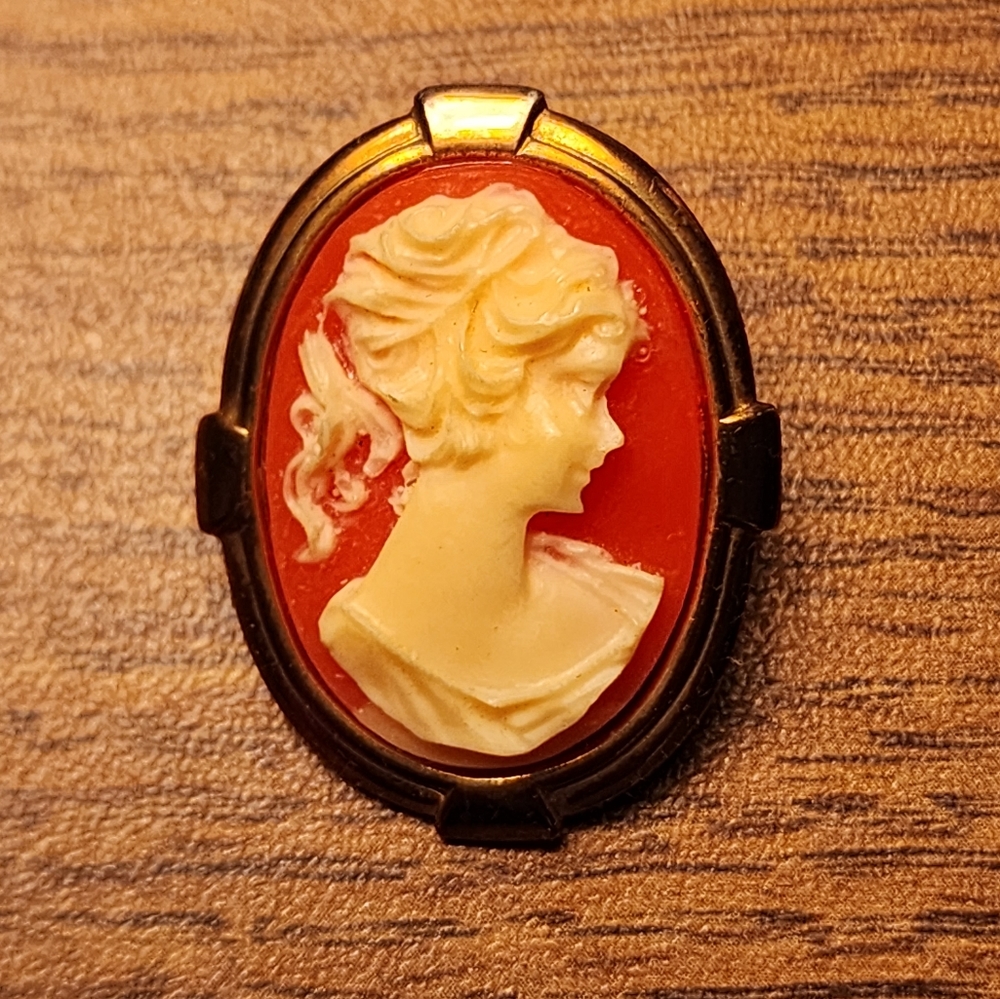 Vintage  Victorian  Cameo Brooch Gold Tone Pin